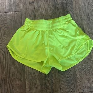 Highlighter yellow lululemon hotty hots 2.5” size 0